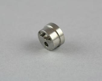 Check valve retainer - cylinder side